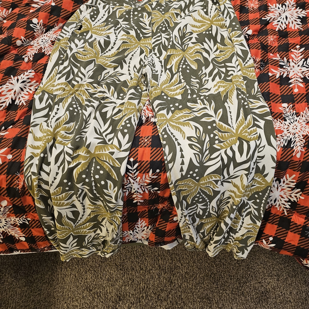 Old Navy Olive Green and White Leaf Print Pants